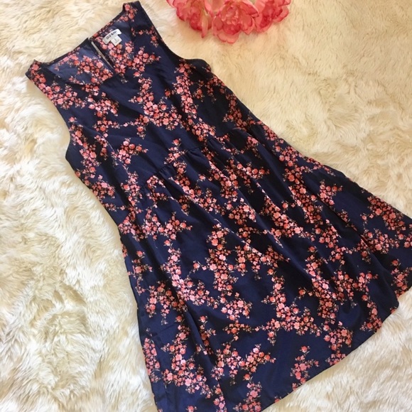 Old Navy Dresses & Skirts - 🚨NEW Adorable Floral Summer Dress keyhole back